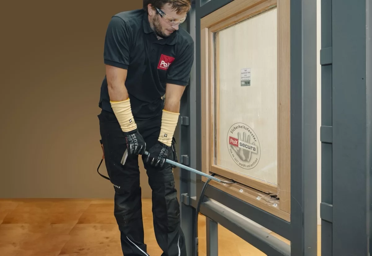 Techniker prüft ein geprüftes Sicherheitsfenster PaX secura nach DIN EN 1627 mit dem Brecheisen